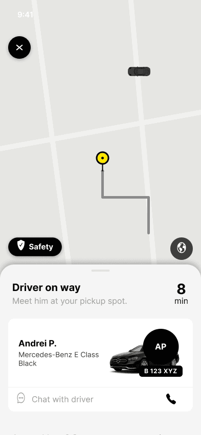 The BlackCab app during a ride: driver on the way, his name, car and plate